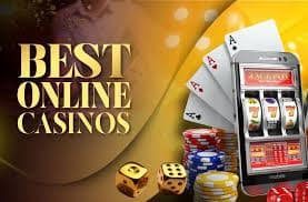 Dealer blackjack mona36 membagikan kartu di meja premium berlampu biru